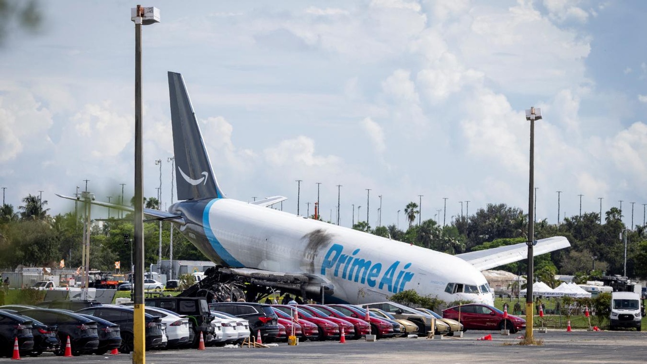 Accident d’un avion-cargo à Miami : Amazon suspend le sous-traitant qui opérait l’appareil