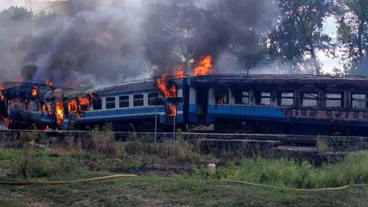 Guerre en Ukraine: Volodymyr Zelensky dénonce une attaque "délibérée" après la frappe russe contre un train