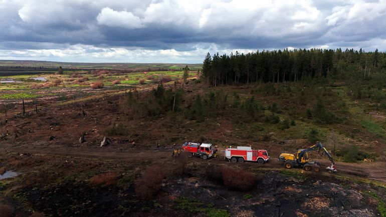 L'incendie dans les Fagnes est désormais "maîtrisé", mais "pas encore éteint"