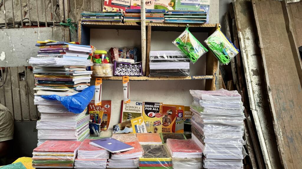 Côte d’Ivoire: dans un marché d’Abidjan, l'instauration de manuels scolaires uniques bien accueillie