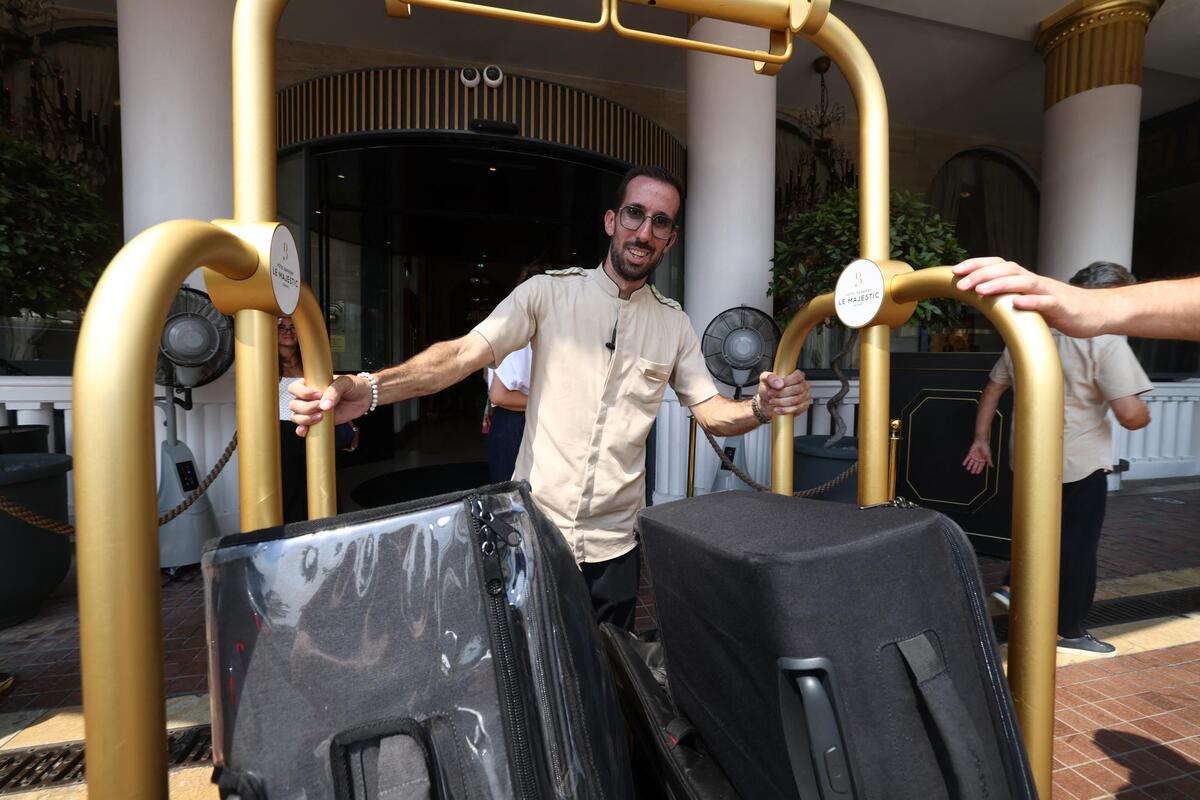 « On fait en sorte que le client arrive dans les meilleures conditions possible et reparte satisfait » : Joël Martin, responsable voiturier-bagagiste au Majestic et premier visage de l’hôtel