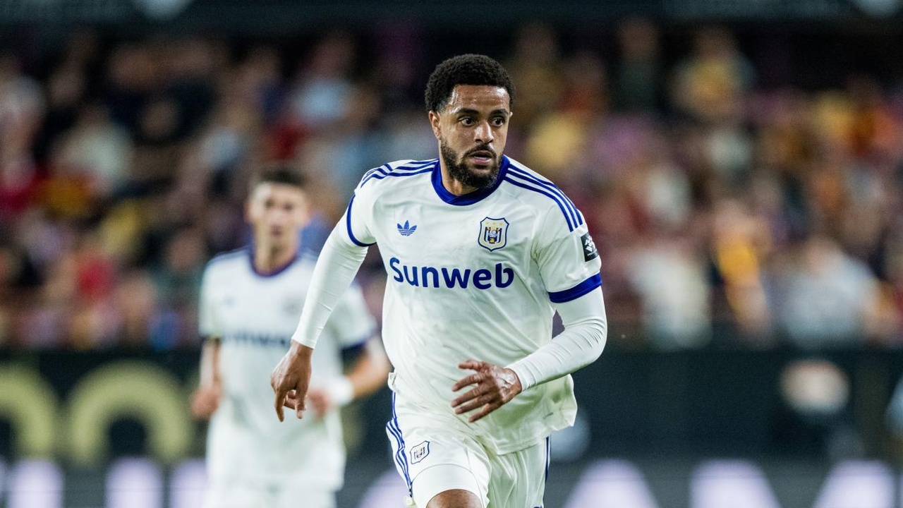 La Premier League à 19 ans, capitaine à Strasbourg, international irlandais : qui est Andrew Omobamidele, appelé à remplacer Biancone dans la défense d’Anderlecht