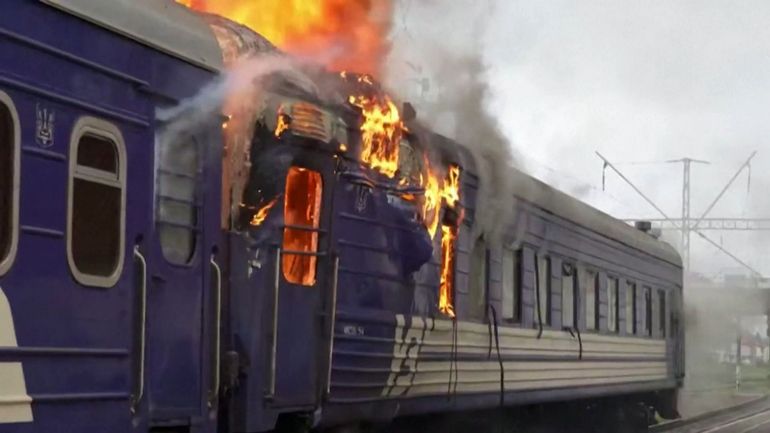 Guerre en Ukraine : la guerre des frappes s’intensifie, des rails ukrainiens aux raffineries russes