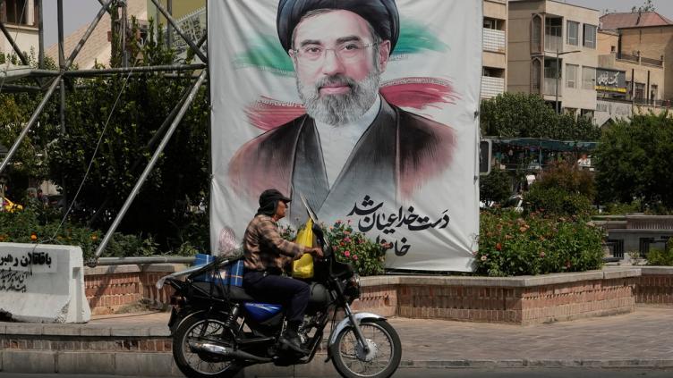 Iran: les faucons iraniens ont-ils fait capoter l'accord de paix avec Trump?