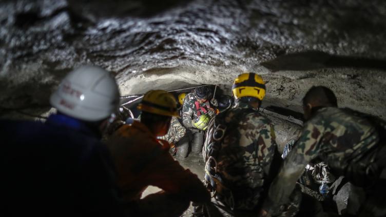 Népal: un miraculé raconte comment il a survécu en buvant de l'eau boueuse dans un tunnel