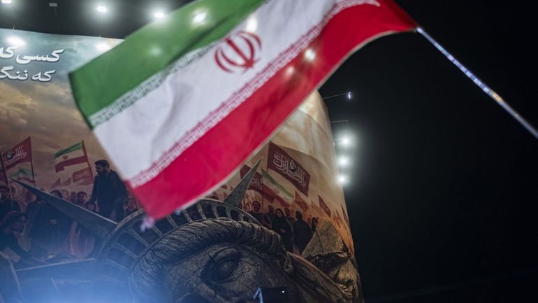 Guerre en Iran : les USA poursuivent leurs bombardements près du détroit d’Ormuz, Téhéran dit lancer une "opération décisive" contre des cibles américaines