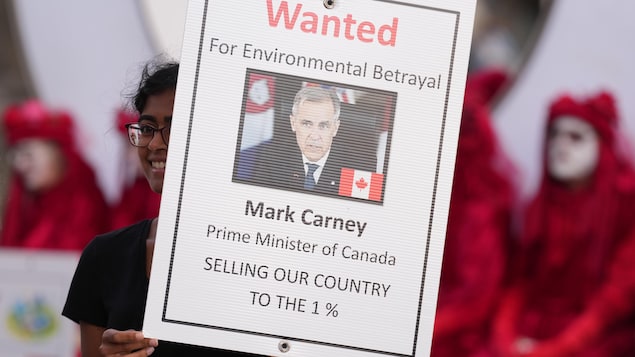 Sommet de l'investissement : une « vente aux enchères », dénoncent les opposants