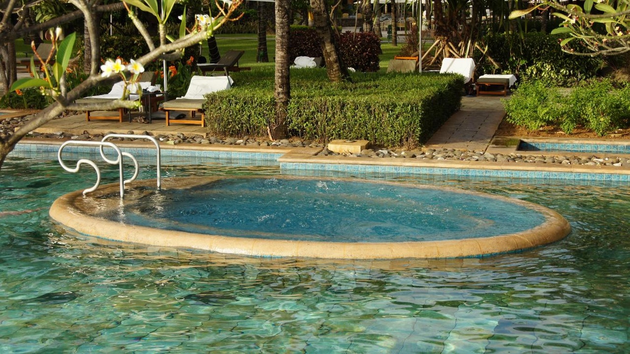 Patrick et Thomasina voulaient simplement profiter du jacuzzi de leur villa de vacances : leurs enfants de 14 et 16 ans font une découverte qui les hantera à jamais…