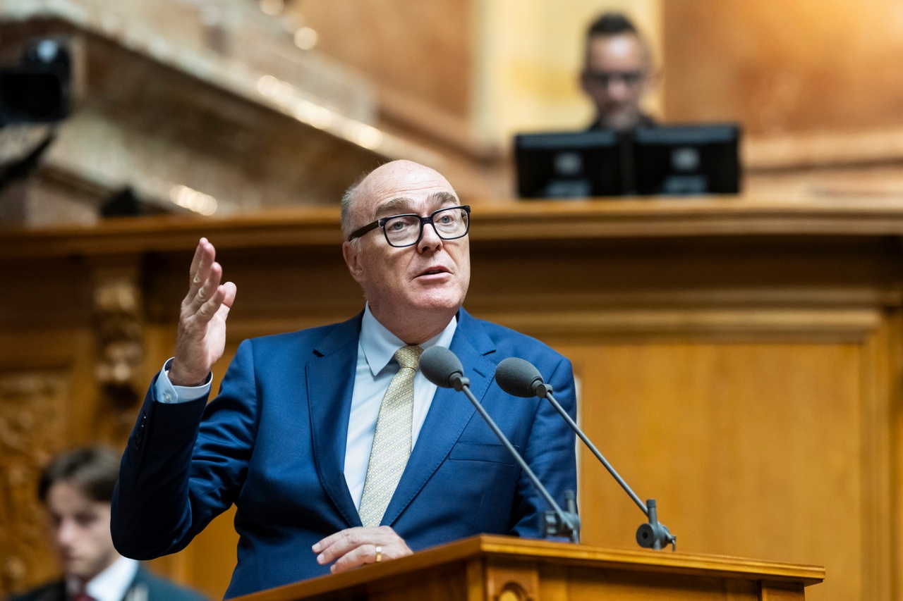 Réaction du Conseil fédéral: Pfister juge «objectif et intéressant» le rapport sur le prix du F-35