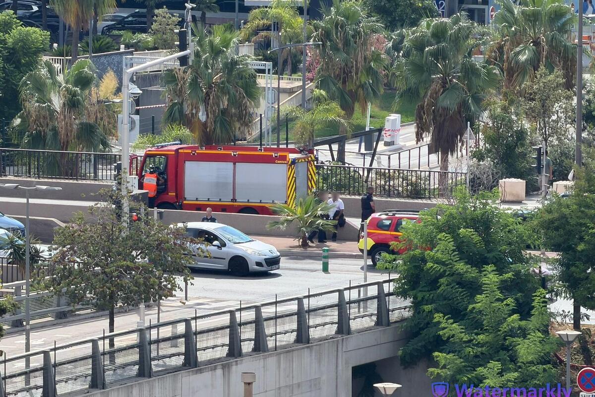 Deux voitures entrent en collision devant l’aéroport de Nice, une femme évacuée vers l’hôpital
