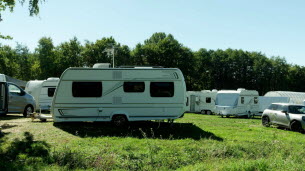Haute-Savoie. Gens du voyage : des maraîchers bio doivent cohabiter avec 15 nouvelles caravanes, « la gendarmerie ne peut pas intervenir »