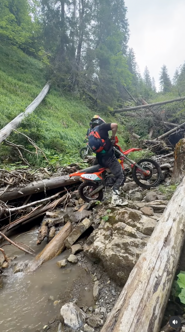 Sensations fortes: Le skieur Franjo von Allmen dévale un ruisseau de montagne à moto