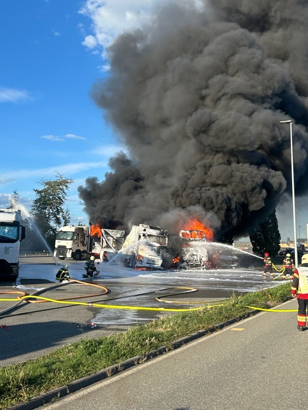 Incendie sur l’aire de la Broye: Quatre véhicules détruits par le feu sur une aire d'autoroute