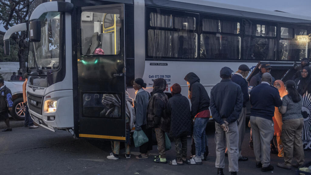 Xénophobie en Afrique du Sud: des réfugiés évacués de Durban vers le camp de Lindela, à 600 km