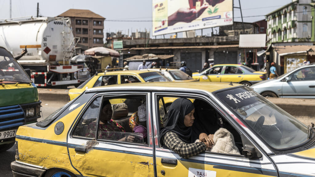Guinée: un homme jugé pour «tentative de trouble à l’ordre public» après une discussion dans un taxi clandestin