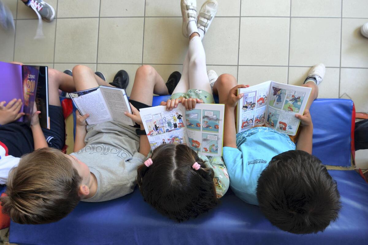 « Je ne suis pas sûr qu’en 6e, il faut prendre des notes à l’ordinateur » : Monaco décide de réintroduire les manuels scolaires en version papier