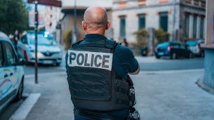 Grenoble. Coup de poing au visage, aspergé de gaz lacrymogène : le propriétaire d’une Porsche agressé en pleine rue