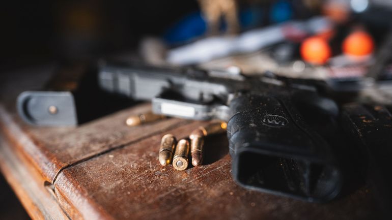 Narcotrafic : de nombreuses armes et un stand de tir découverts ce mardi lors d’une importante opération policière à Charleroi