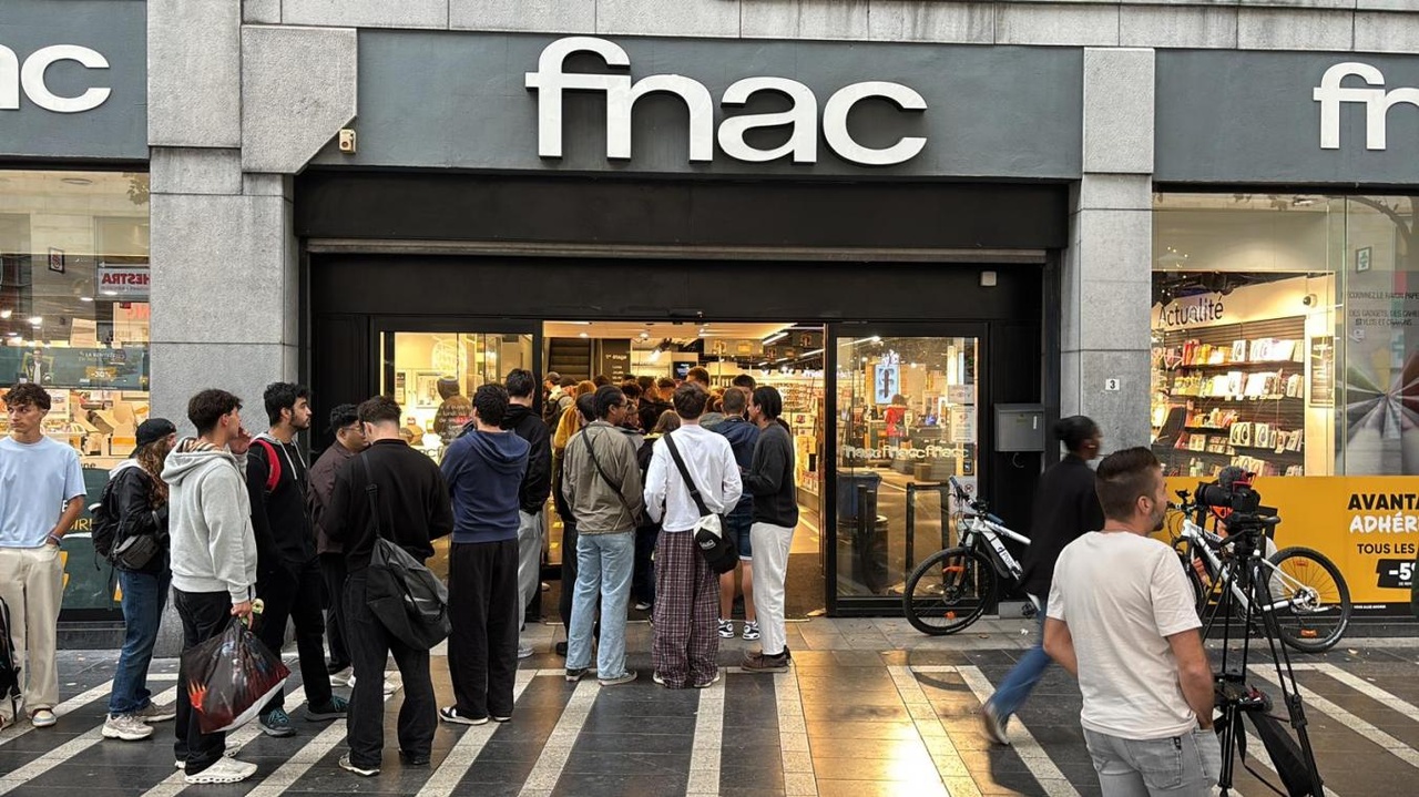 La folie Pokémon s’est emparée de Liège ce mercredi : des dizaines de fans ont fait la file dès 6h du matin devant la Fnac, « j’ai ramené ma grand-mère qui boitait pour en avoir plus » (vidéo)