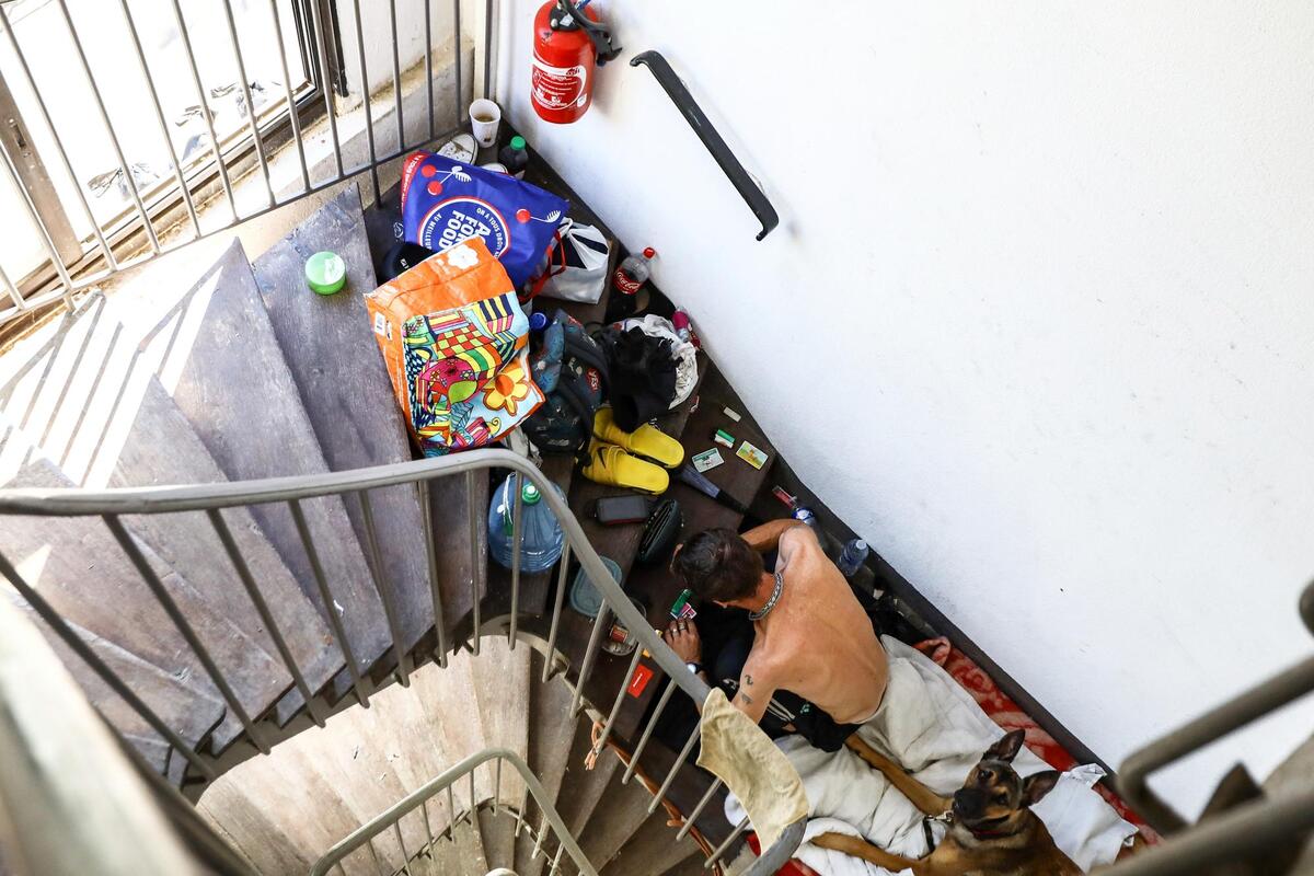 « Je ne prends plus de rendez-vous à 8 heures du matin » : à Hyères, cet immeuble est squatté par les SDF, les professionnels qui y travaillent sont à bout de nerfs
