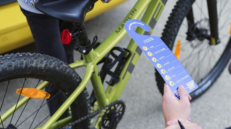 A vélo vers l’école : freins, pneus et éclairages passent aussi à l’épreuve