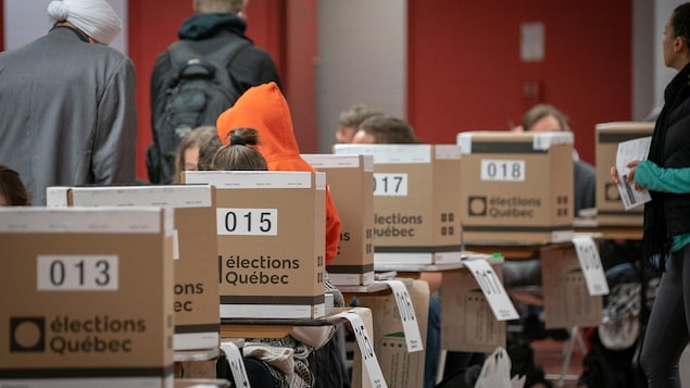 Élections Québec devra envoyer des cartes de rappel en français et en anglais