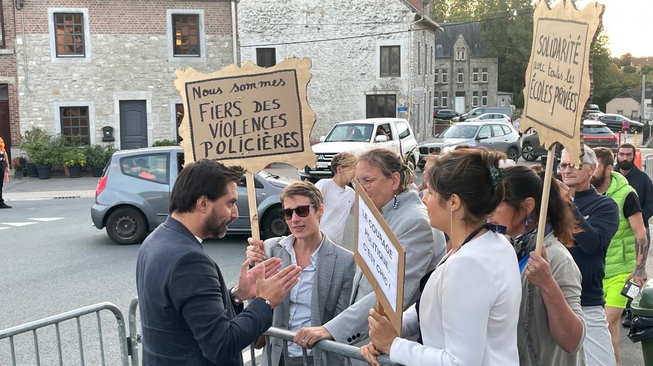 Georges-Louis Bouchez, le président du MR, et Valérie Glatigny, la ministre de l’Éducation, accueillis par une poignée de manifestantes ce mercredi soir à Florennes : « On a organisé une fausse manife