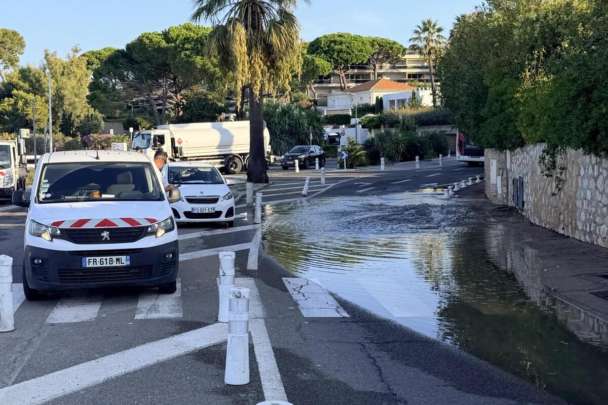 Une importante rupture de canalisation inonde une route située près du port Gallice, à Antibes, ce jeudi matin