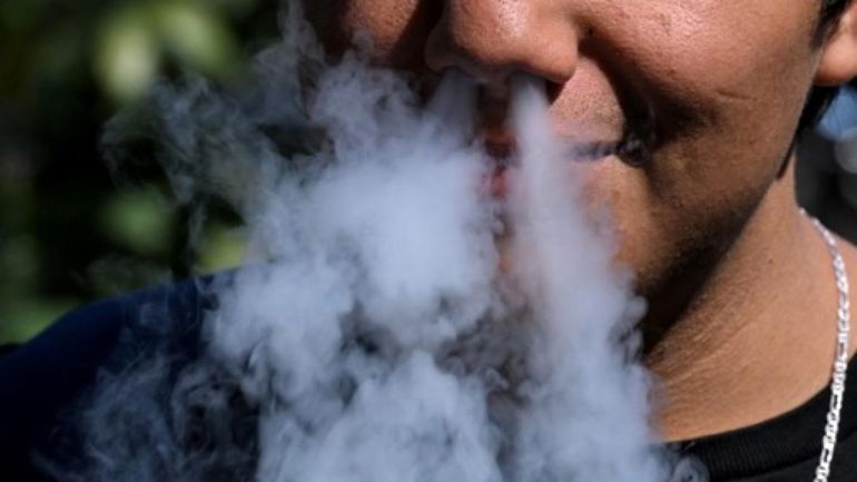 Interdit dans les écoles depuis 20 ans, le tabac reste bien présent, notamment via la cigarette électronique