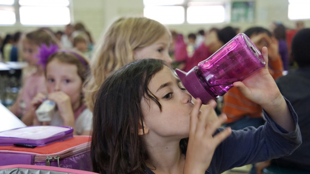 Vous faites ça avec la gourde de vos enfants ? Cette habitude peut être risquée