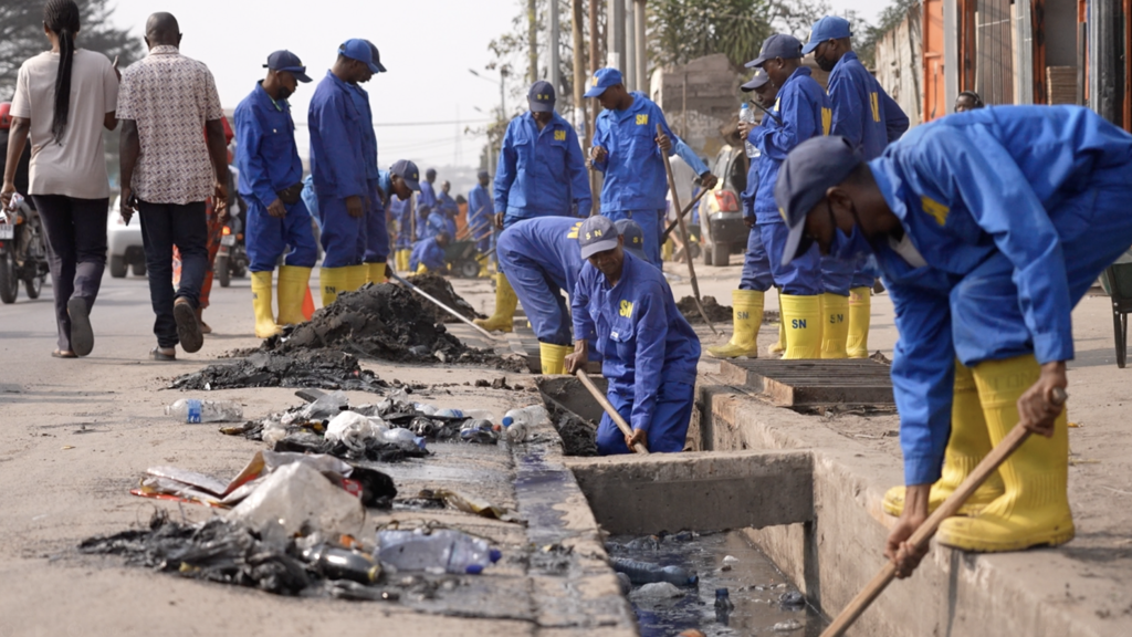 RDC: à Kinshasa, le Service national, composé surtout d'anciens délinquants, lutte contre l’insalubrité