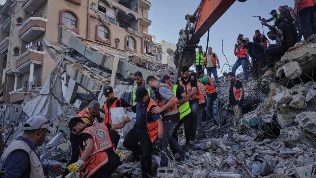 Palestine: à Gaza, les recherches de victimes de l'effondrement d'un immeuble bombardé par Israël