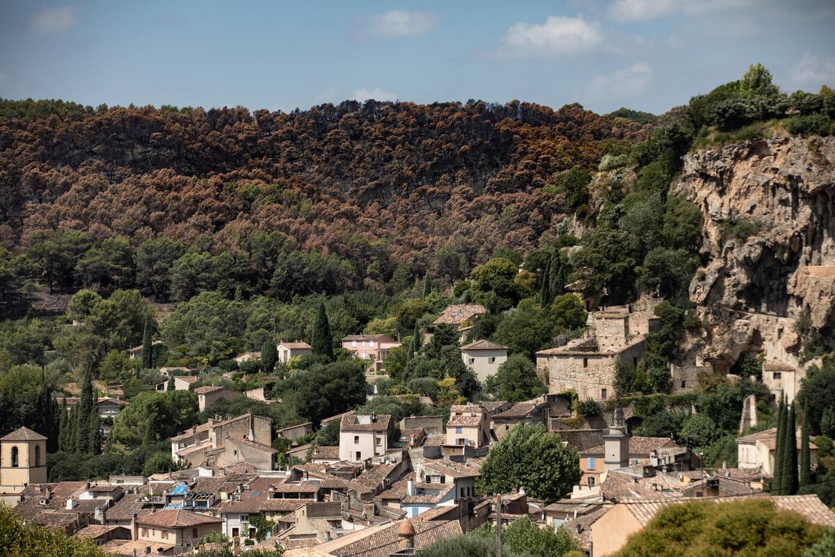 « Se relever après le choc » : meurtri par l’incendie du Gros Bessillon, Cotignac reprend vie