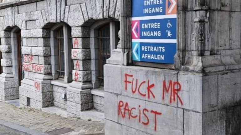 Schaerbeek : des tags injurieux et politiques peints sur la maison communale