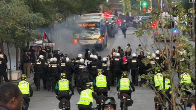 Sommet sur l’IA à Montréal : des centaines de manifestants et l’Institut Mila vandalisé