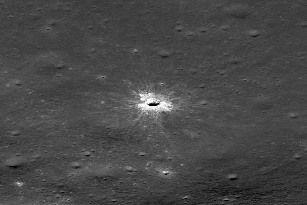 « Un évènement qui n’arrive qu’une fois par siècle » : une sonde de la Nasa permet de découvrir un nouveau cratère sur la Lune