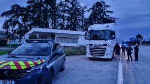 Drôme. Le chauffeur d’un poids lourd se cache sous une couverture pour éviter un contrôle des gendarmes sur l'A7