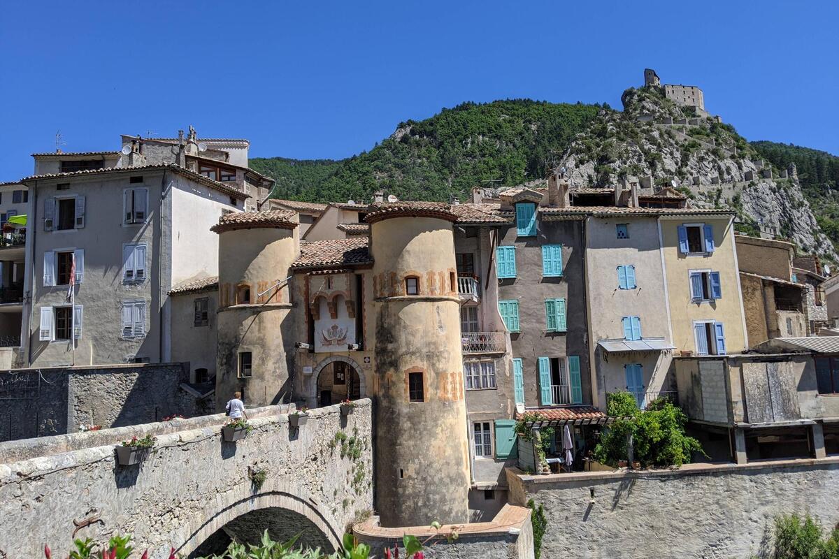 Entrevaux célèbre les lettres et le terroir pour la 3ᵉ Journée du livre