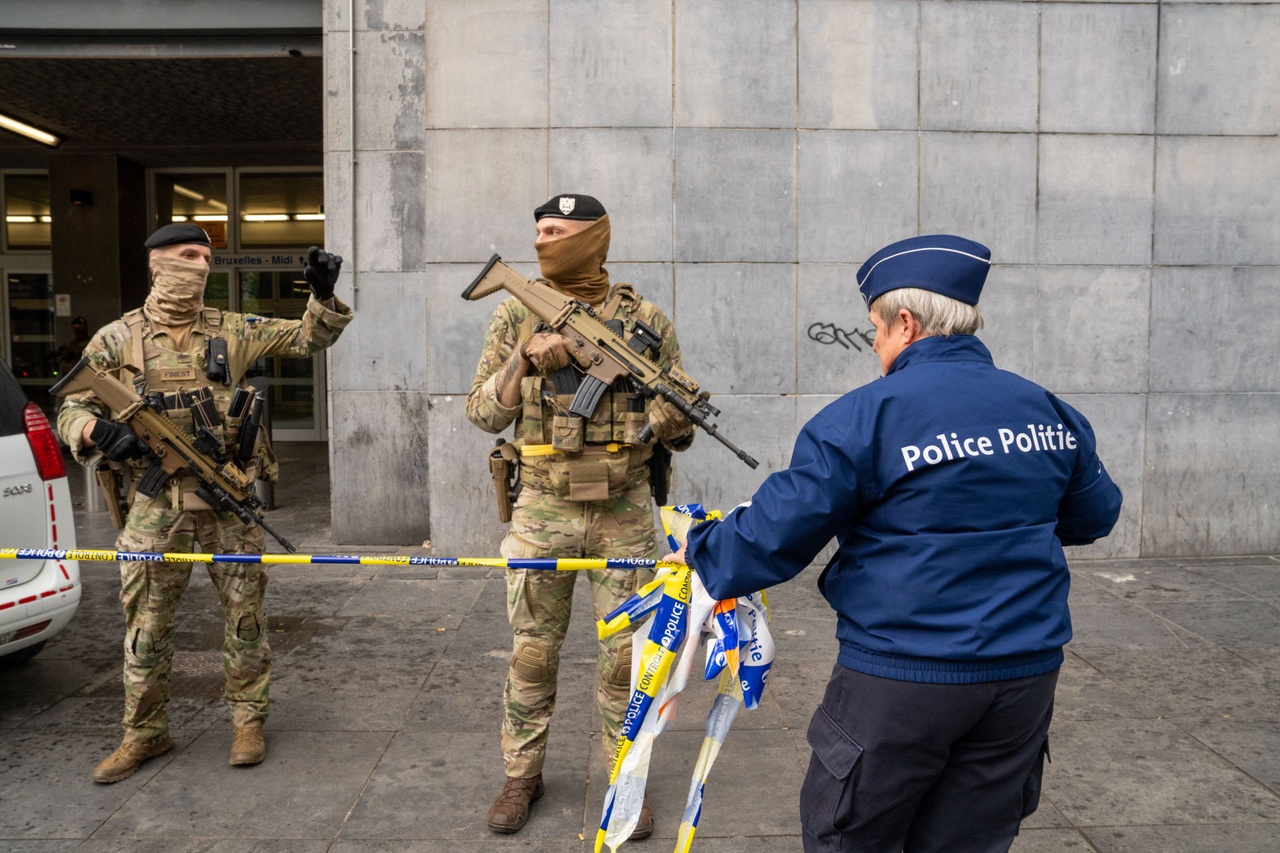 Gare du Midi à Bruxelles: Un homme arrêté avec une kalachnikov dans un sac en Belgique