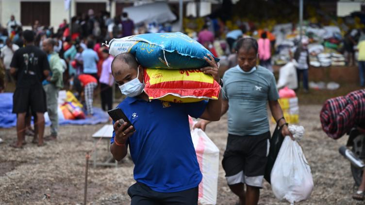 Huit jours après le "tsunami himalayen", le défi de l'aide aux sinistrés