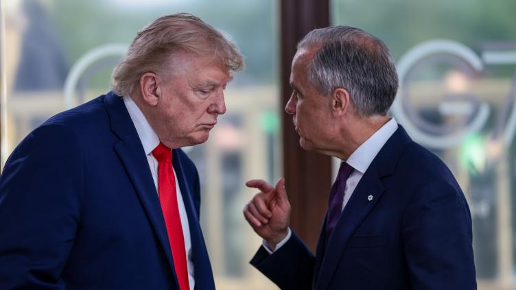 "Je trouve cela ridicule": Trump menace l’Union européenne et le Canada de sanctions économiques après leur rapprochement