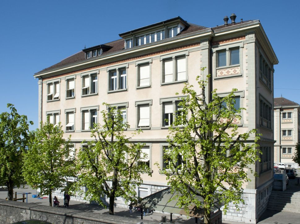 Décès constaté au CHUV: Un homme gisant au sol «entouré de médicaments» à côté d’une école à Lausanne