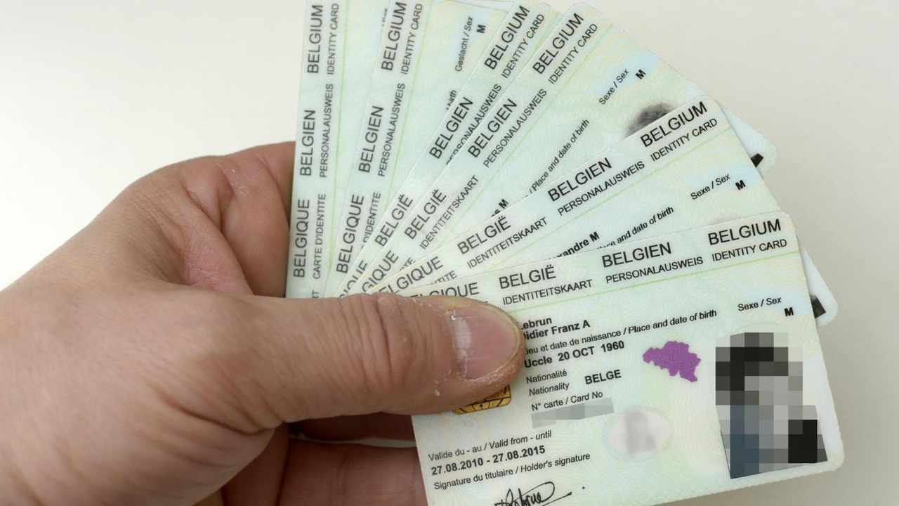 Drôle de surprise pour des milliers de citoyens avec leur carte d’identité : « La dame au guichet m’a dit ‘je sais pourquoi vous êtes là…’ »
