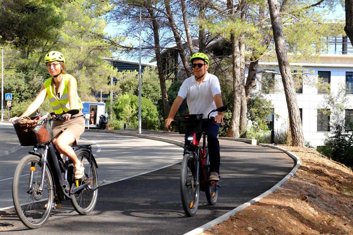 32 km de pistes cyclables, plusieurs itinéraires, 22 minutes pour faire Antibes-Sophia Antipolis… la technopole de la Côte d’Azur fait (encore) plus de place aux vélos