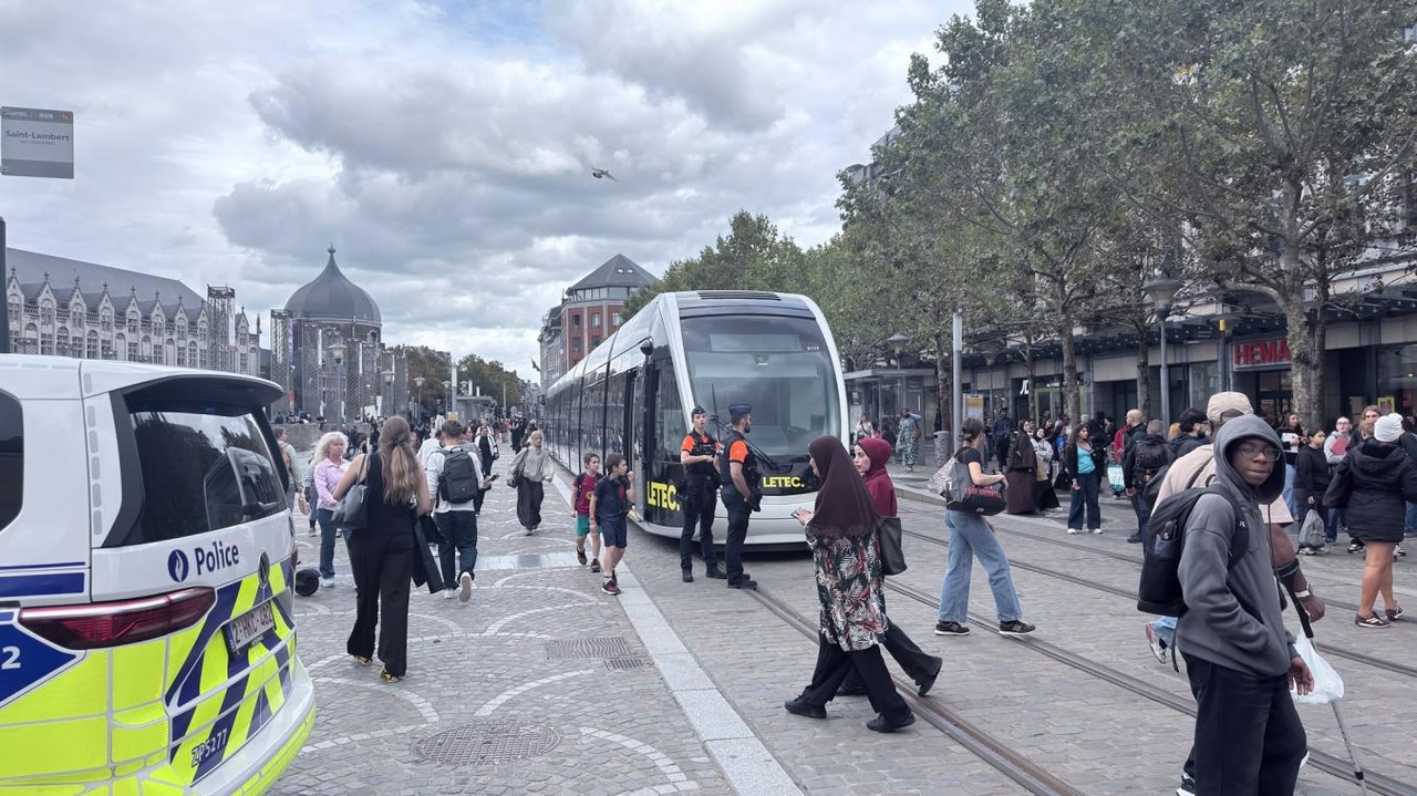 Un piéton heurté par un tram ce jeudi sur la place Saint-Lambert : il a été transporté en ambulance (vidéo)
