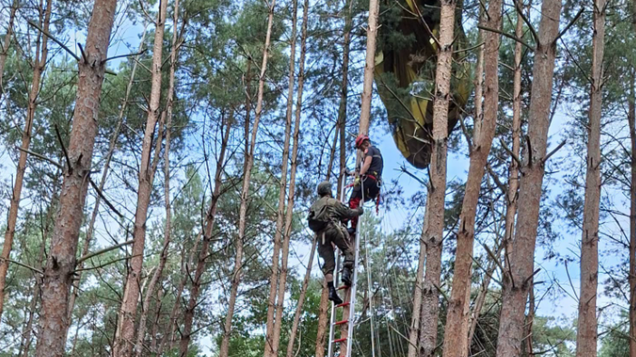 Ils sont emportés par une rafale et terminent dans les arbres : deux parachutistes grièvement blessés !