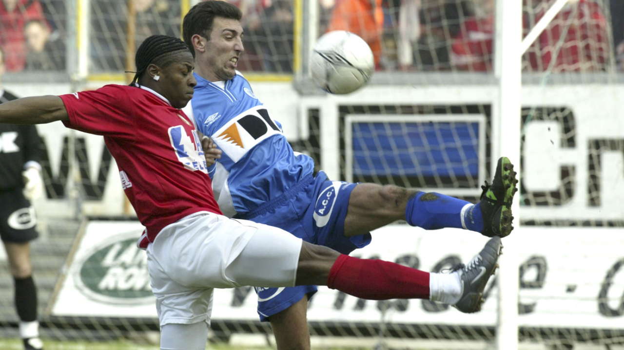 Avant les retrouvailles entre Buffalos et Rouches ce vendredi, Émile Mpenza revient sur le déplacement houleux du Standard à Gand en 2004 : « J’ai pété les plombs et j’ai démoli la porte du vestiaire 