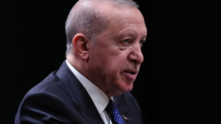 Turquie : Erdogan briguera un nouveau mandat lors d'une élection anticipée, affirme un conseiller