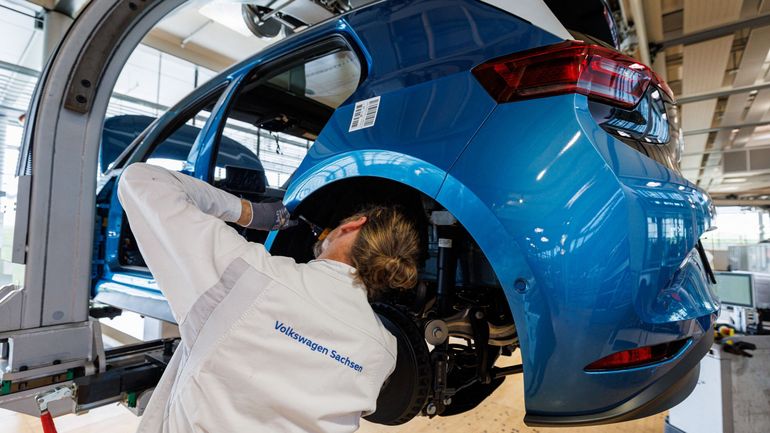 Automobile : Volkswagen obtient un accord pour mener sa plus vaste restructuration, 50.000 jobs supprimés