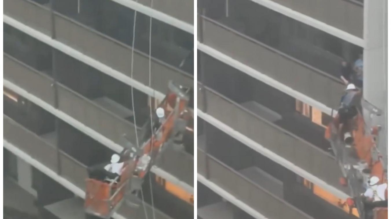 Des images impressionnantes lors de la « tempête du siècle » à Toronto : deux ouvriers s’échappent d’un échafaudage emporté par les vents (vidéos)